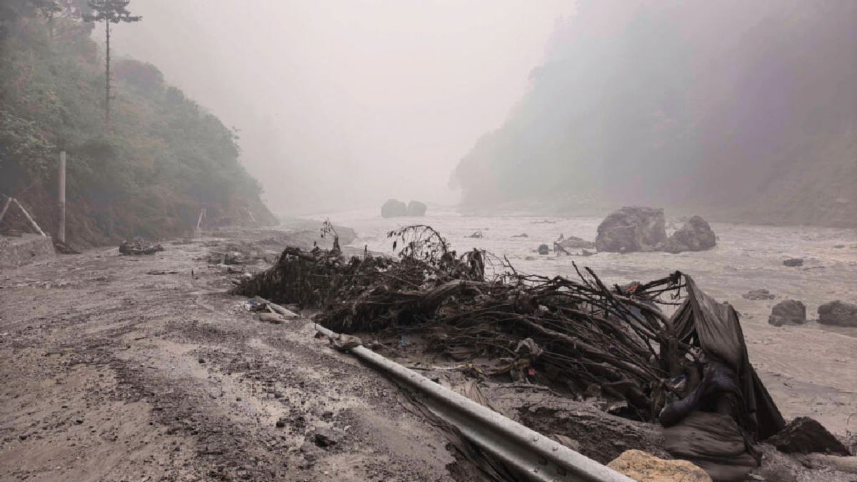Tim Penyelamat Hentikan Operasi saat Danau Meluap di Zona Bencana